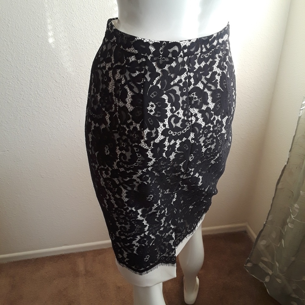 🔥SALE 🔥The Limited Scandal lace Skirt 2 - Picture 2 of 7